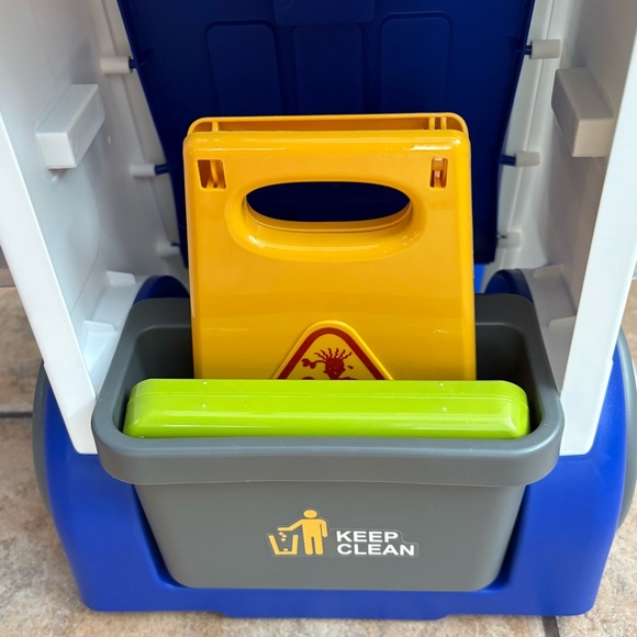 Little Helper Cleaning Cart with Working Vacuum, Broom, Scraper, Spray Cleaner - Picture 13 of 16